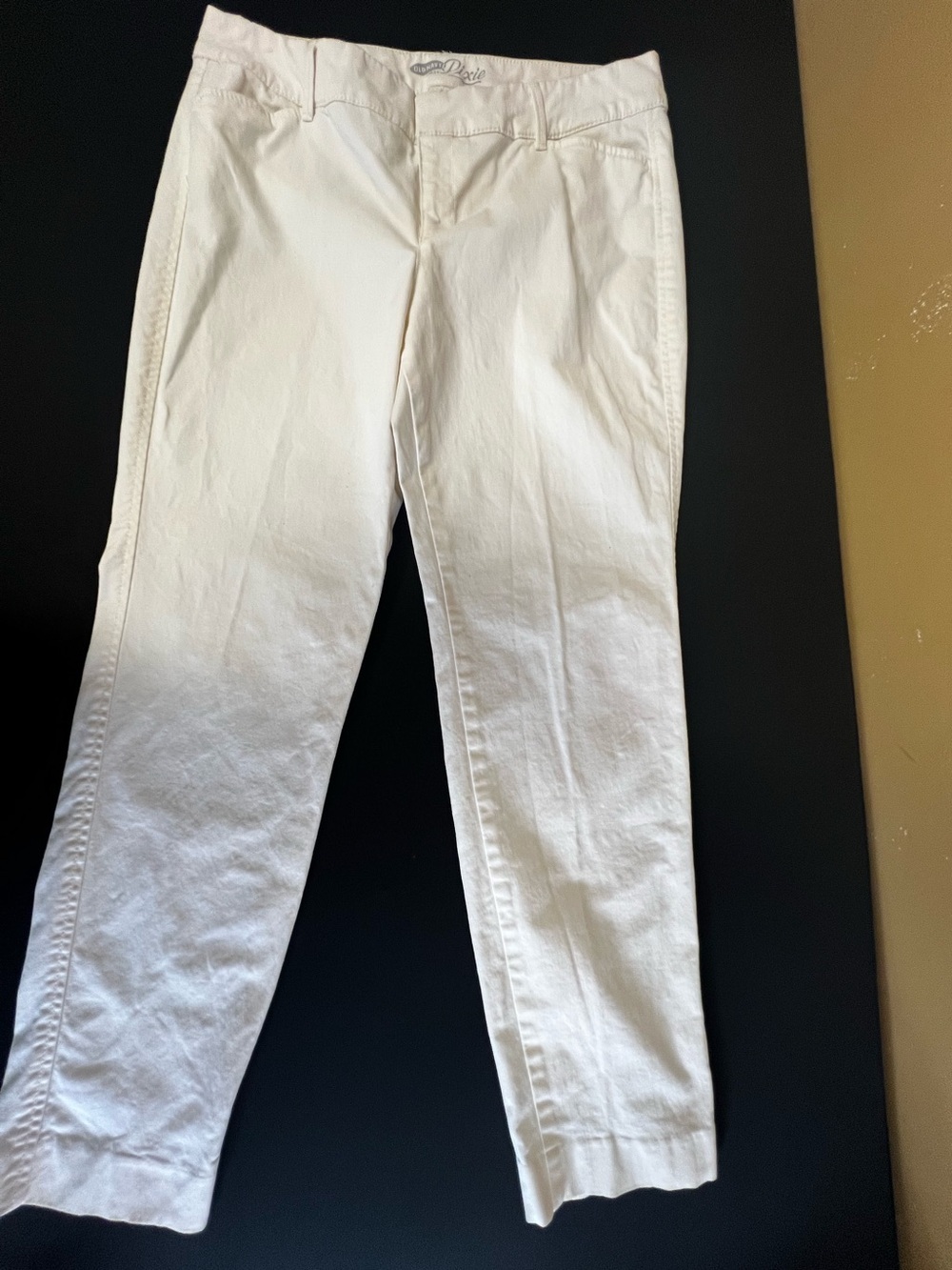 OLD NAVY PIXIE  PANTS IN LIGHT CREAM COLOR. SIZE 6  REG. STRAIGHT LEG